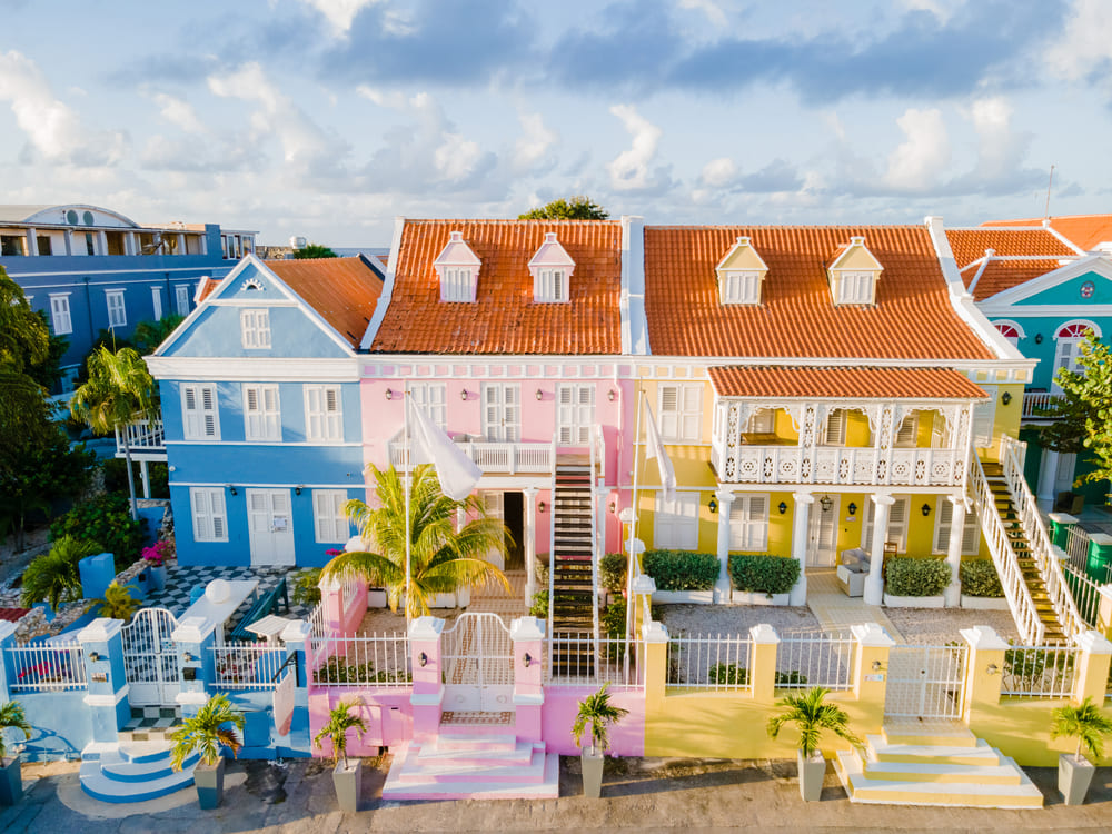 kleurrijke vakantiehuisjes in curacao