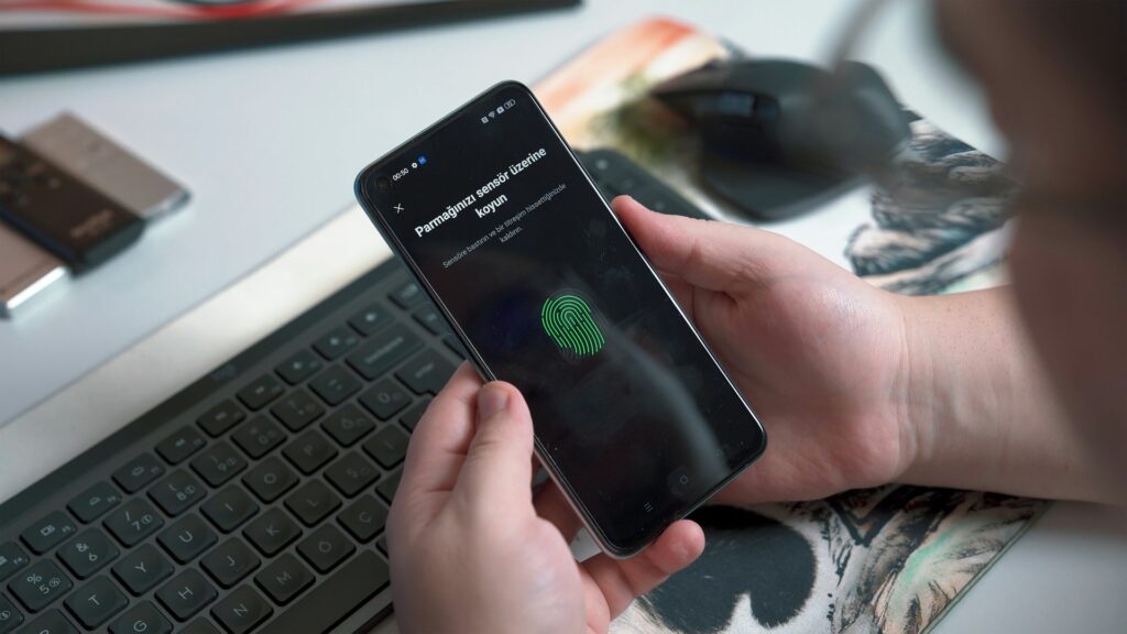 Smartphone met vingerafdrukverificatie voor online veiligheid en extra accountbeveiliging