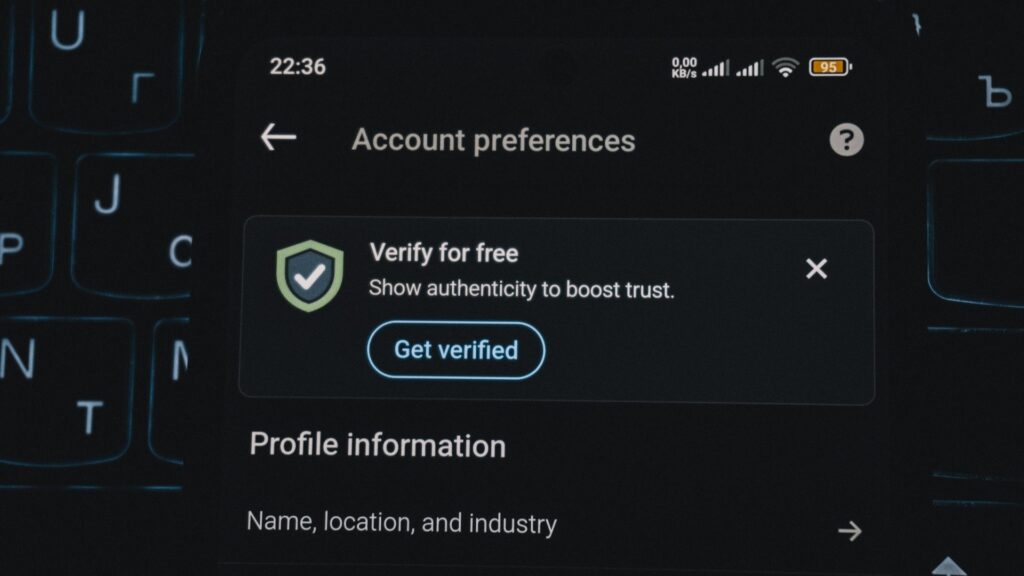 Online veiligheid instellingen op smartphone met account voorkeuren en verificatieoptie zichtbaar