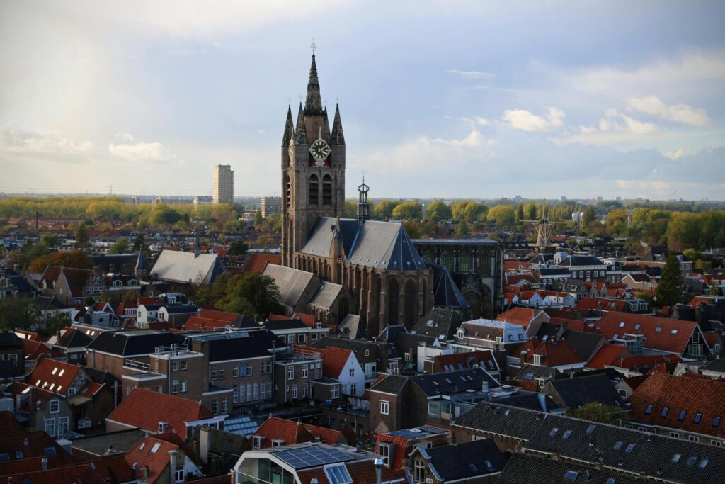Skyline van Delft met Nieuwe Kerk en rode daken van huizen
