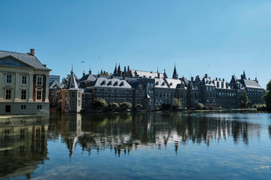 Binnenhof in Den Haag met historische gebouwen weerspiegeld in het water