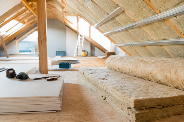 Renovatie in een lichtvolle zolderruimte