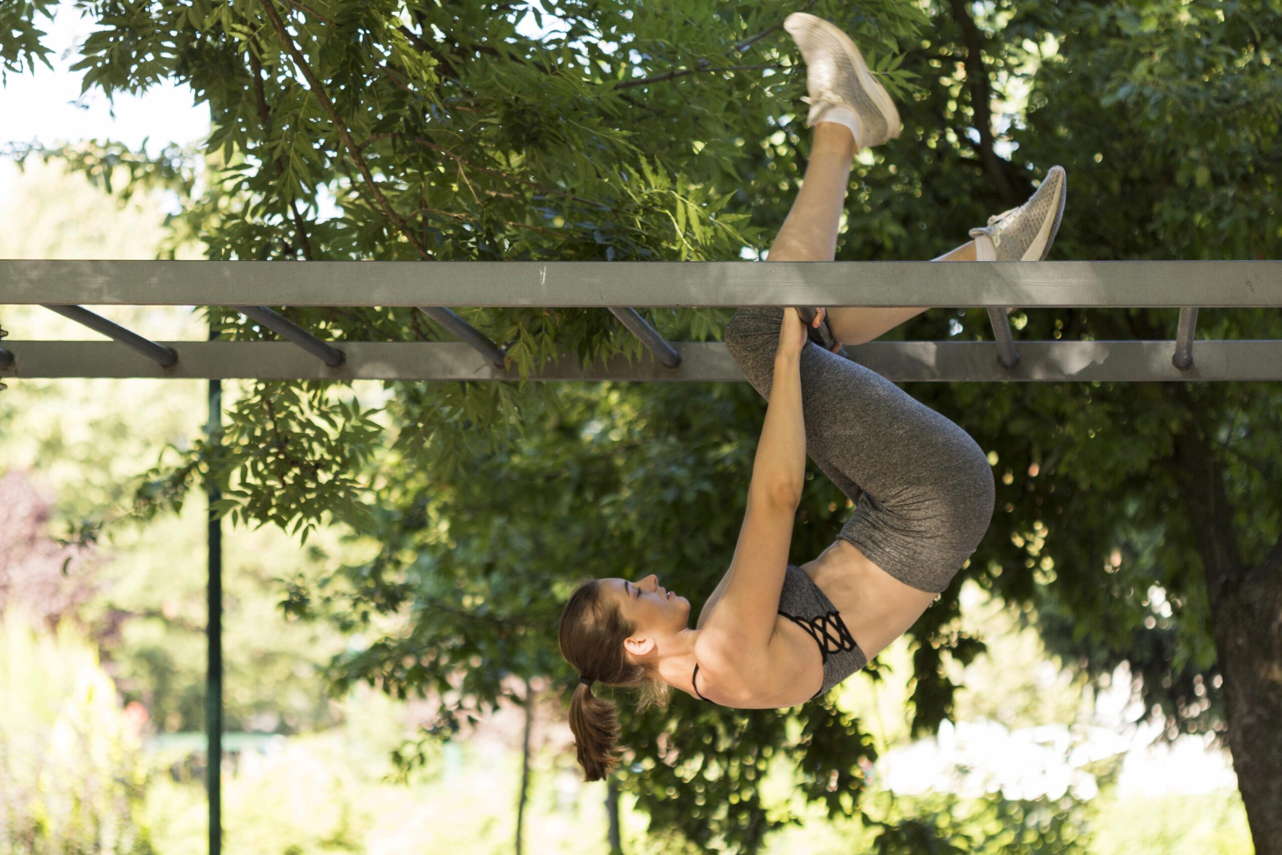 vrouw sport in eigen tuin
